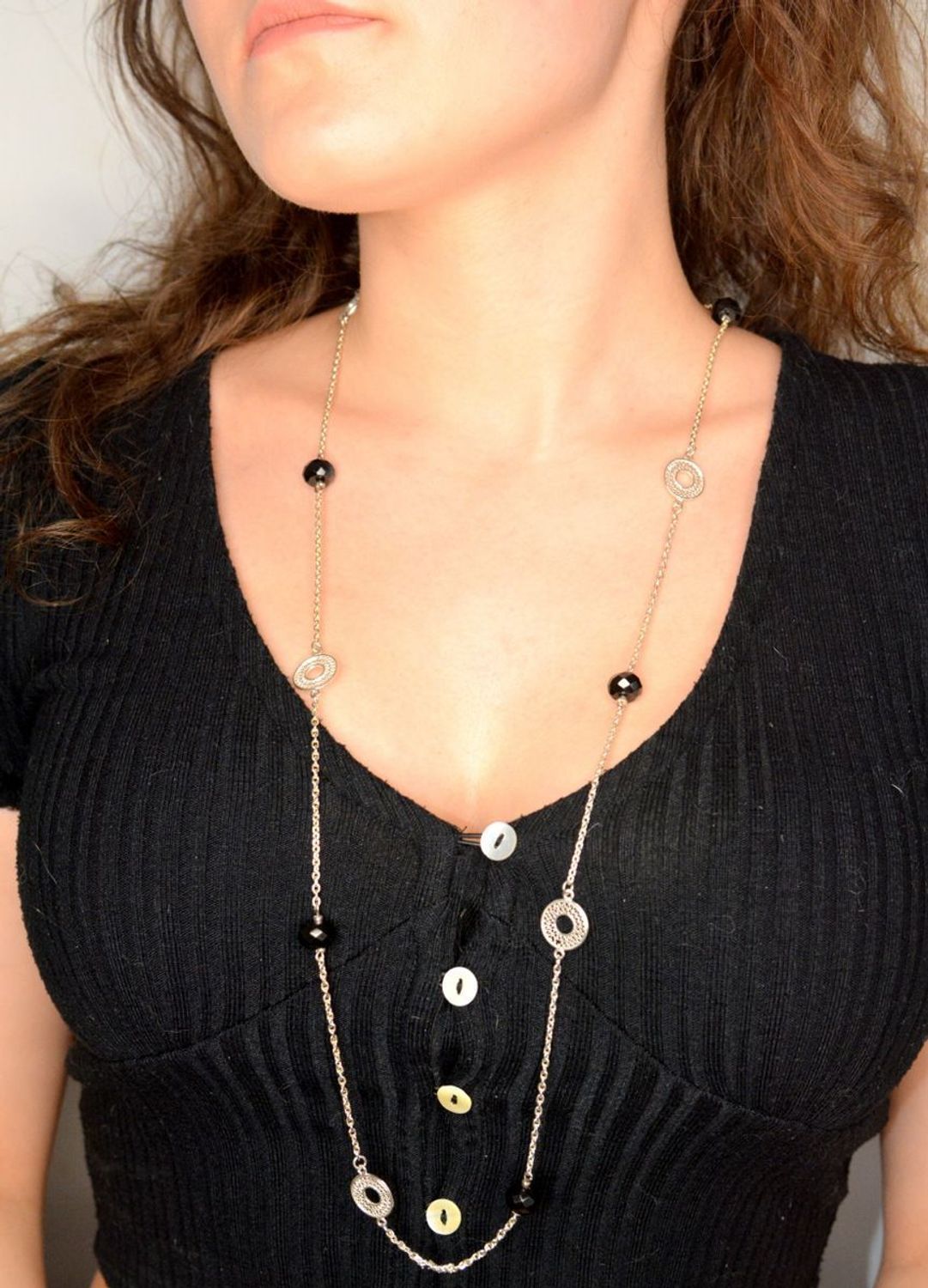 Srebrny naszyjnik z onyksem i ażurowymi kółeczkami N 0846. Niezwykle szykowny naszyjnik celebrytka wykonany z najwyższej jakości srebra to elegancki dodatek do wielu stylizacji.mNaszyjnik wykonany z najwyższej próby srebra z.jpg